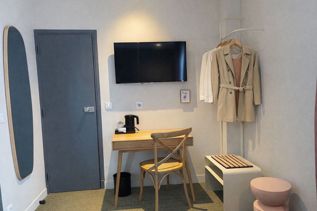 Chambre avec grande télévision, Boulogne-Billancourt