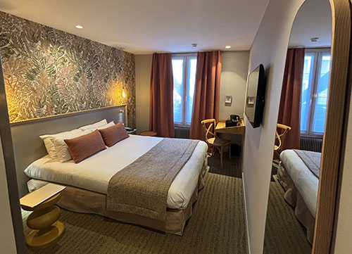 Chambre avec grande TV, Boulogne-Billancourt